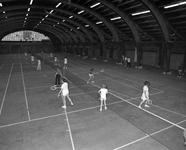 880755 Afbeelding van een tenniscursus die gegeven wordt in de oude veilinghal voor Groenten- en Vruchtenveilingen ...